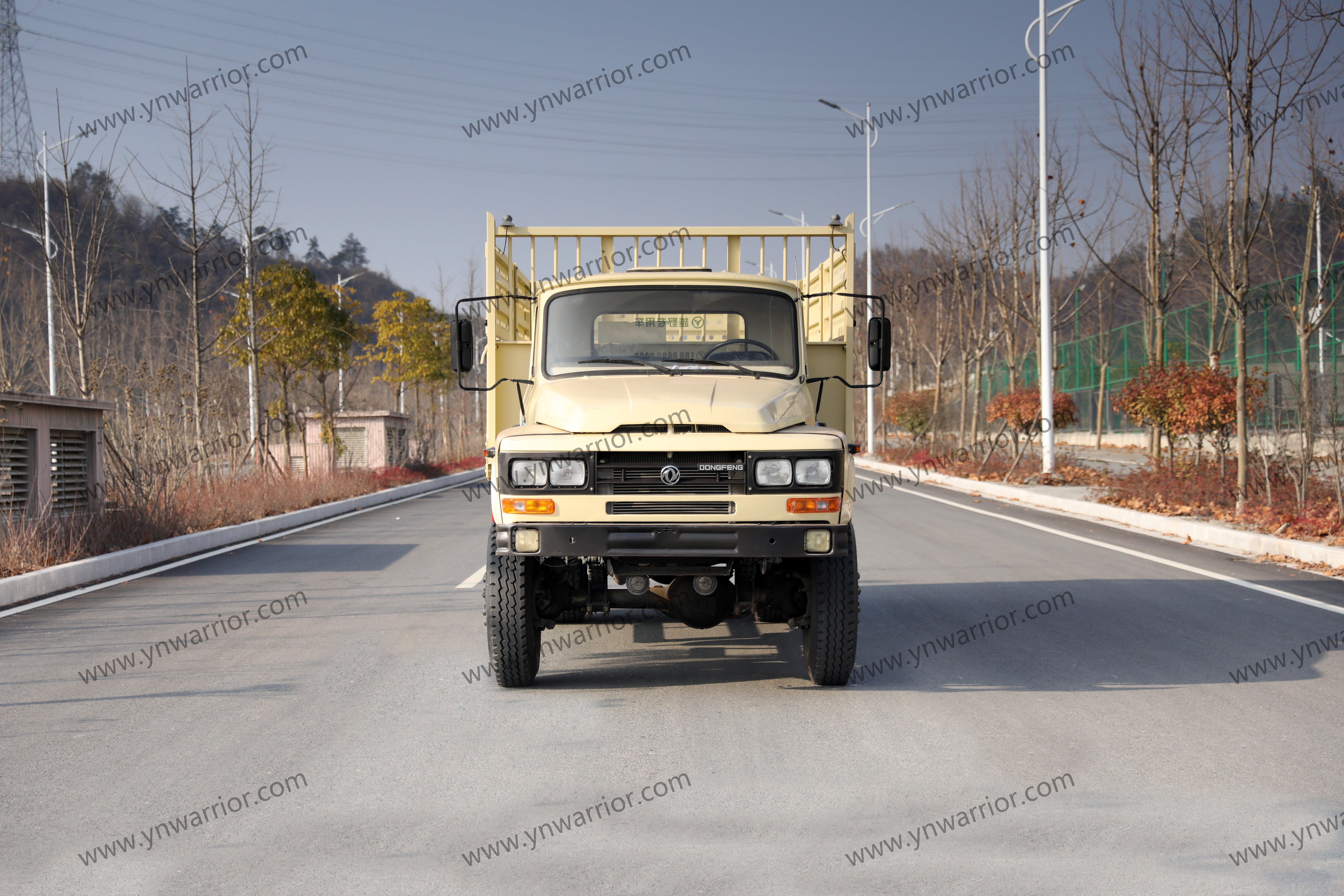 Dongfeng 4x4 รถบรรทุกออฟโรดห้องโดยสารห้องโถงยาว-จมูก