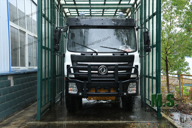 การทดสอบการฉีดน้ำฉีดด้วยเครื่องยนต์คัมมินส์ของ Dongfeng รถบัสออฟโรด 4x4