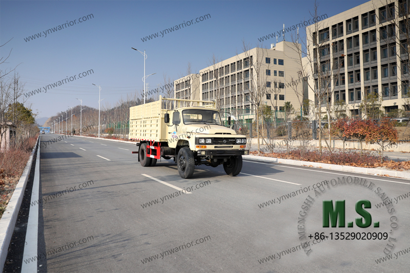 Dongfeng 4x4 รถบรรทุกออฟโรดรถบรรทุกขนส่งกล่องขนส่งสินค้าสูง