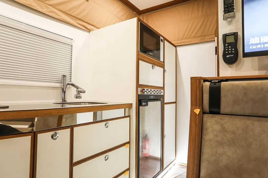 4x4 ออฟโรด เวอร์ชันการสำรวจ mengshi พร้อม kithchen ตู้เย็น เวอร์ชันการสำรวจ mengshi