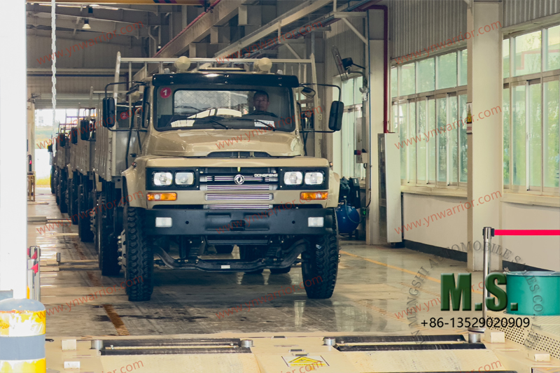 4x4 ยางคู่หลัง Dongfeng การทดสอบยางคู่หลังรถบรรทุก 4x4 ในโรงงาน