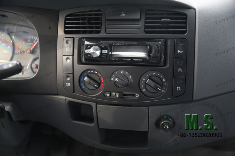 Dongfeng แชสซีรถบรรทุก 4x4 โมเดิร์นแค็บพร้อมแผงหน้าปัดแผงหน้าปัดอเนกประสงค์อเนกประสงค์สำหรับห้องโดยสาร