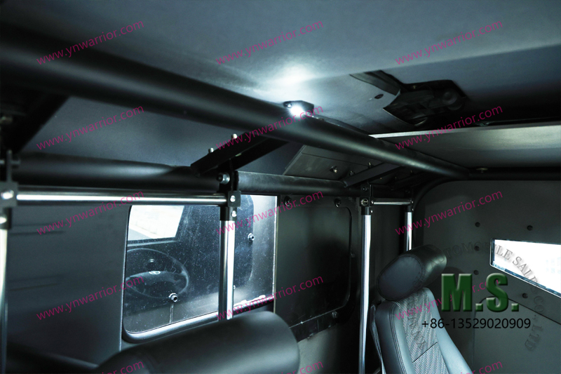 หน้าต่างและการระบายอากาศระหว่างห้องโดยสารและรถตู้ด้านหลัง ลำตัวของรถบรรทุกทหาร