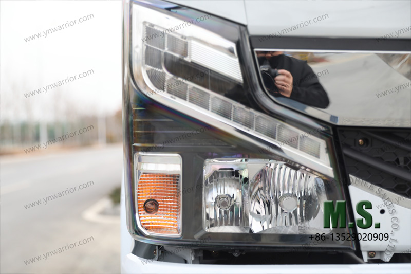 Dongfeng โครงรถบรรทุกหัวเก๋ง 4x4 สมัยใหม่พร้อมหัวเก๋ง ไฟหน้าดีไซน์ดีสำหรับงานปานกลาง