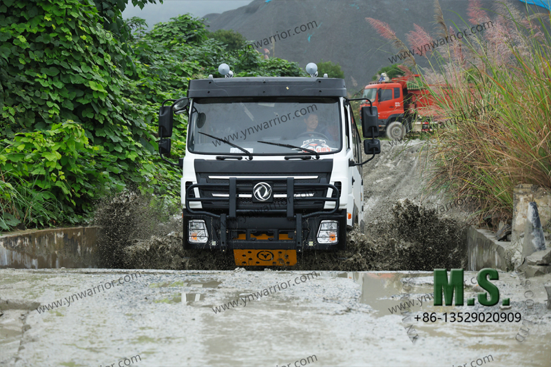 Dongfeng รถบัสออฟโรด 4x4 พร้อมเครื่องยนต์คัมมินส์ 190 แรงม้า
