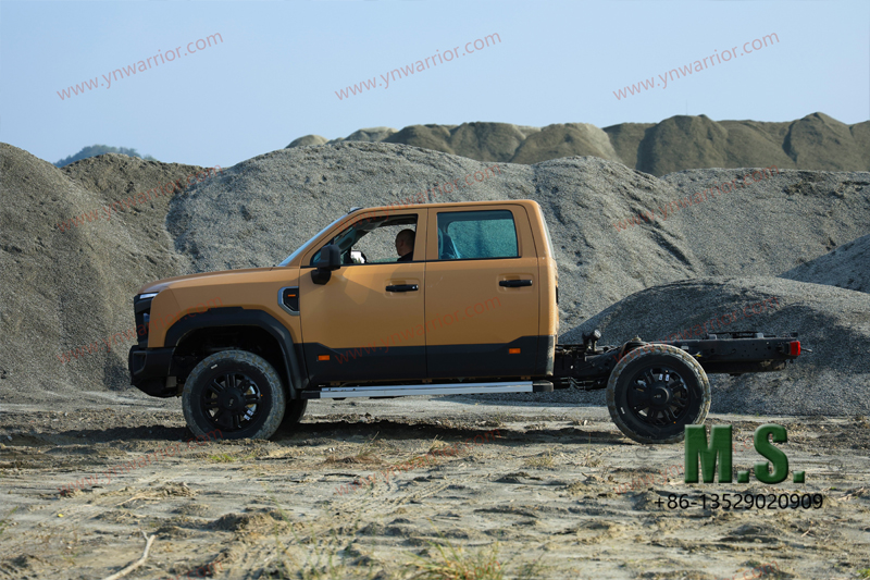 Dongfeng Mengshi MS600 มุมมองด้านข้างในป่า