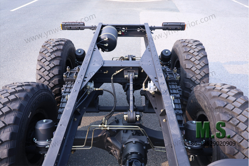 Dongfeng รถบรรทุกออฟโรด 11 ตัน 6x6 ยางหลังเดี่ยว ด้านหลังแชสซี ไม่มีกล่องสินค้า