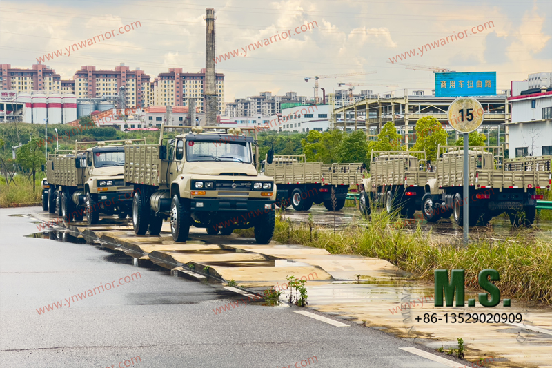 Dongfeng การทดสอบยางลุยคู่หลังรถบรรทุก 4x4 ที่ไม่เรียบบนถนน