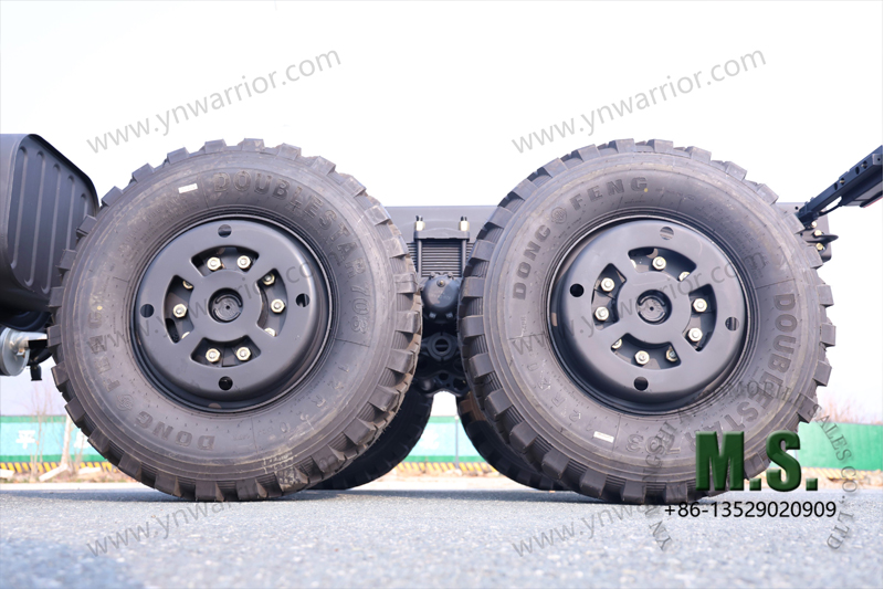 Dongfeng รถบรรทุกออฟโรด 11 ตัน 6x6 ยางหลังเดี่ยว ยางหลังเดียว 12.5R20
