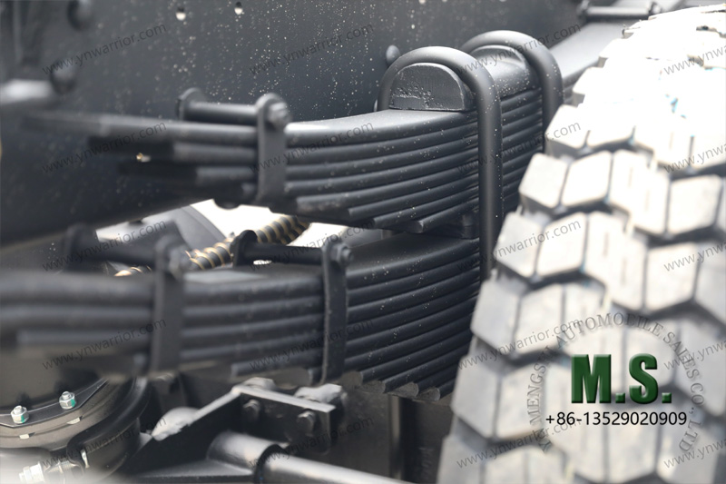 Dongfeng Dongfeng แชสซีรถบรรทุก 4x4 โมเดิร์นแค็บพร้อมระบบกันสะเทือนแบบแหนบแบบสปริงสำหรับงานปานกลาง