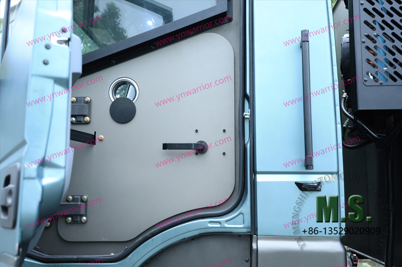 ยิงรูประตูห้องโดยสารของรถหุ้มเกราะ