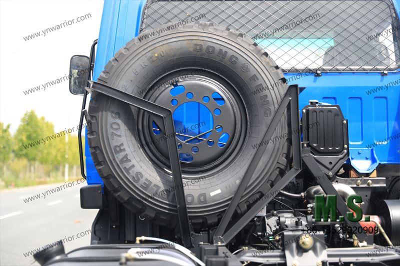 ยางอะไหล่ด้านหลังรถแท็กซี่ จีน Dongfeng