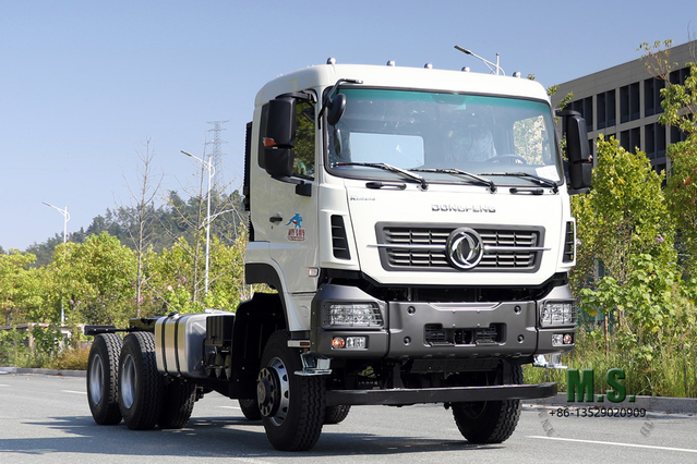 6*6 แชสซีออฟโรดพร้อมล้อหลังแปดล้อ Dongfeng หัวแบน แชสซีรถบรรทุกหนึ่งแถวครึ่งส่งออกยานพาหนะพิเศษ