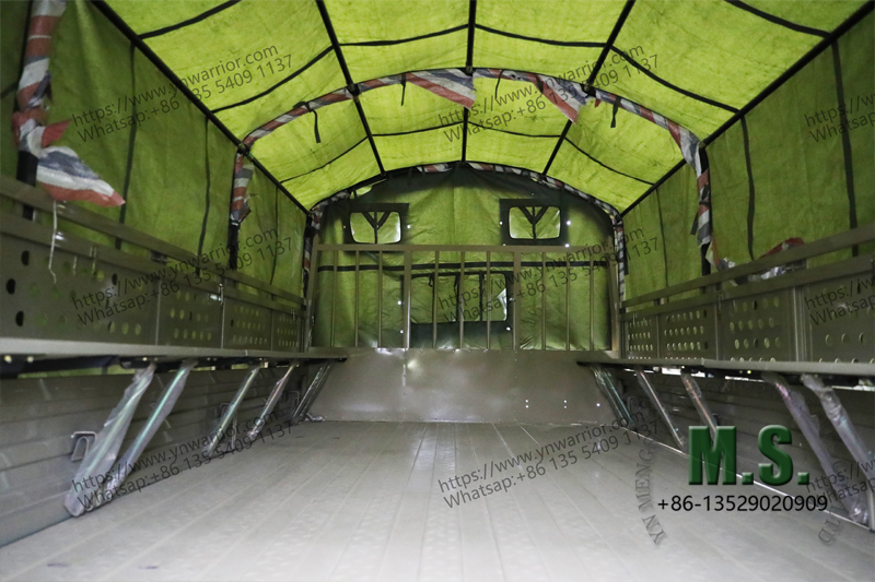 Dongfeng 6x6 รถบรรทุกด้านในของผ้าใบกันน้ำบนรถบรรทุกทหาร { 