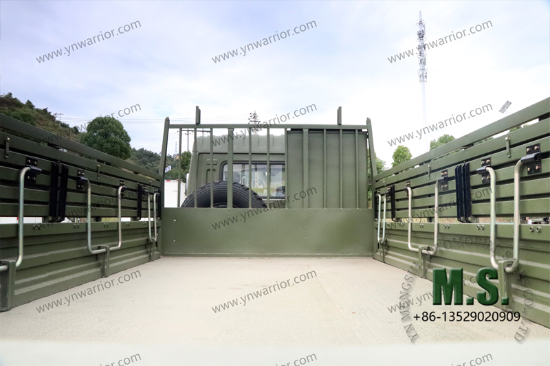 Dongfeng รถบรรทุกทหารเทียนจินพร้อมเบาะโลหะด้านข้างแบบพับได้ 