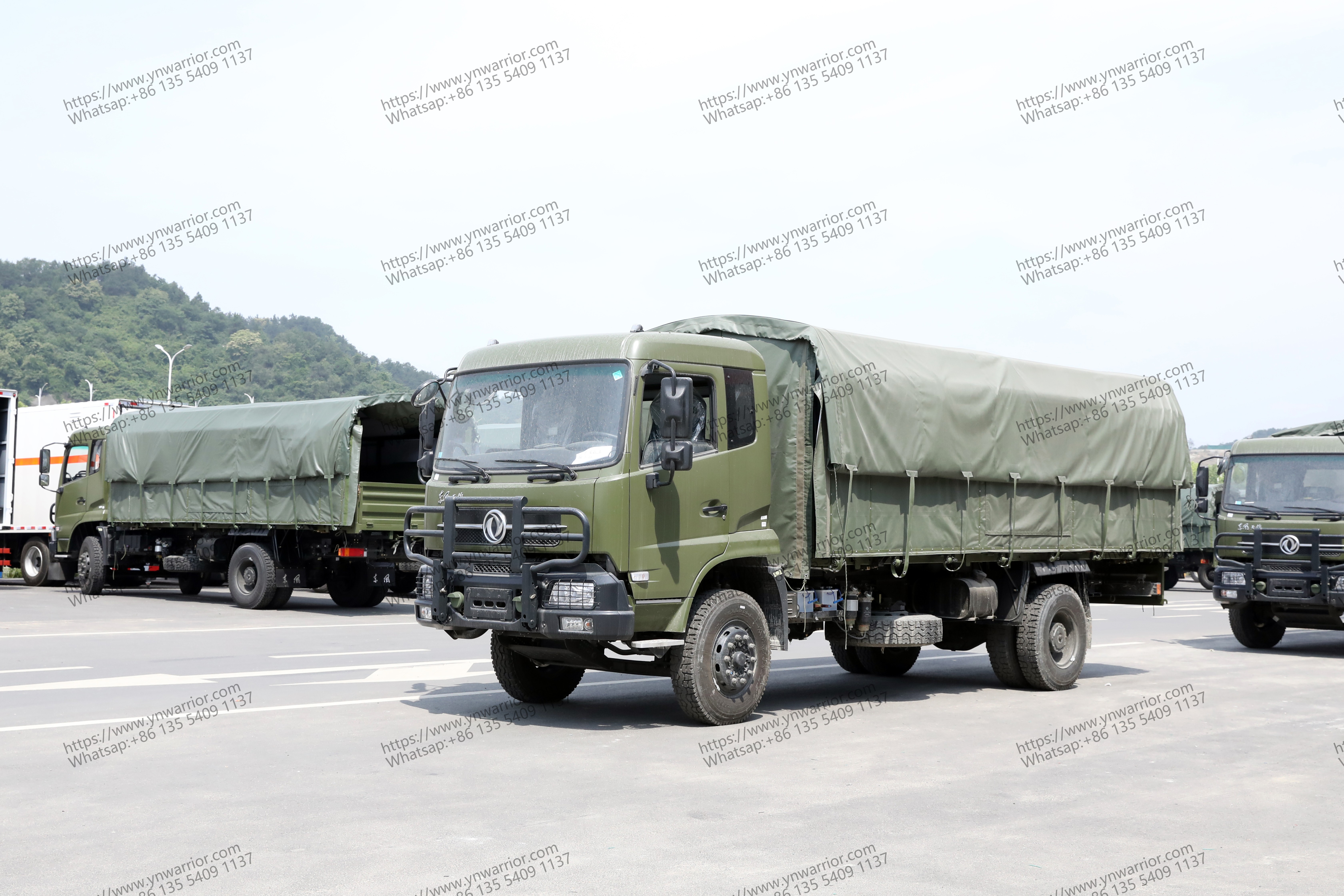 Dongfeng 4x4 รถบรรทุกที่มีฝนตกหนักในชีวิตจริงภาพชีวิตจริง 