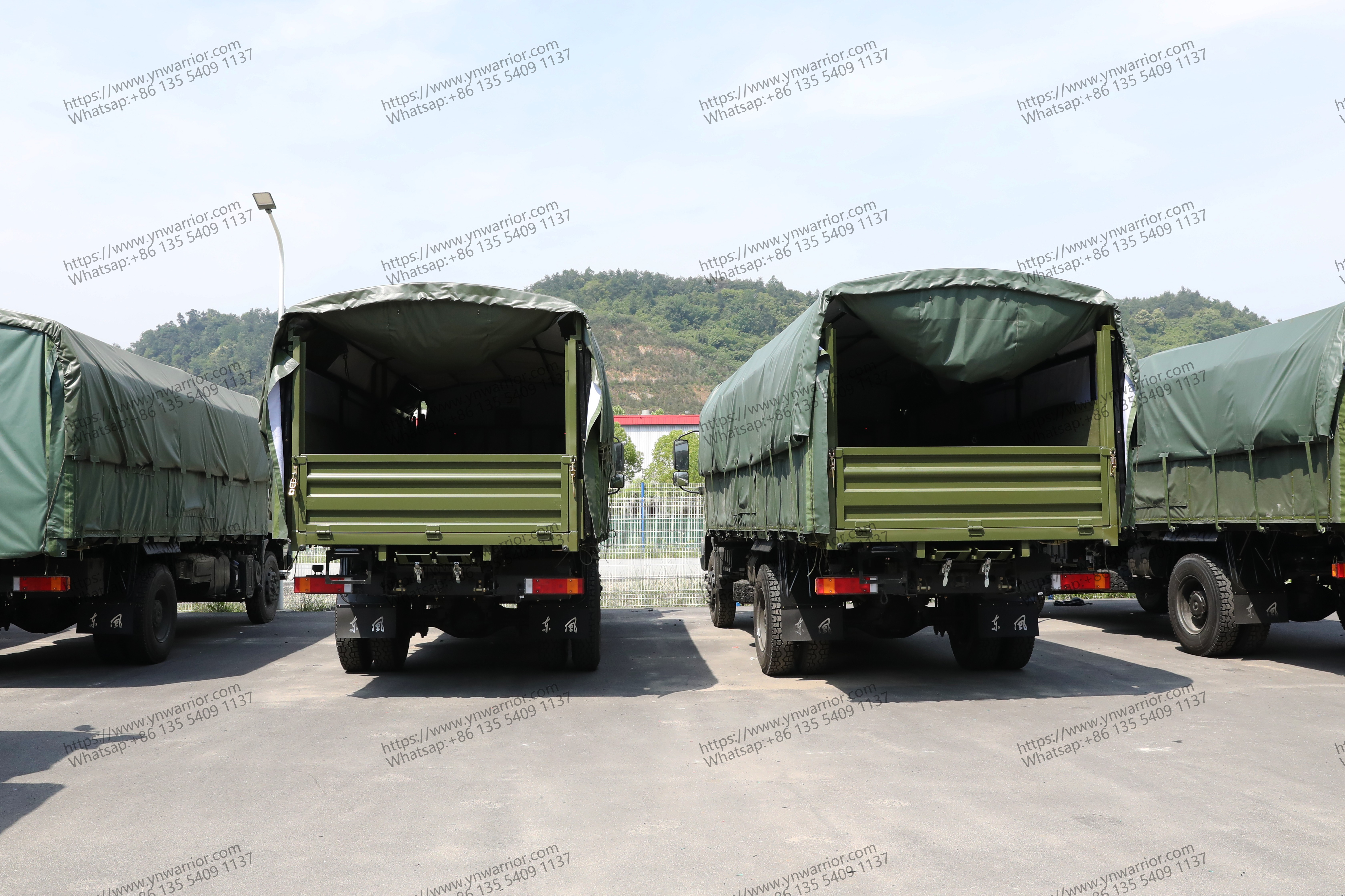 Dongfeng 4x4 กองทหารรถบรรทุกที่มี cannopy ด้านหลัง perpsective 