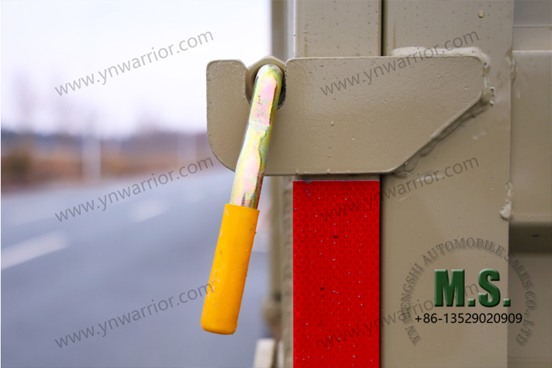 6x6 รถบรรทุก off-road ปั๊มไฮดรอลิก dongfeng 6x6 รถบรรทุก off-road ล็อคบนกล่องสินค้า 