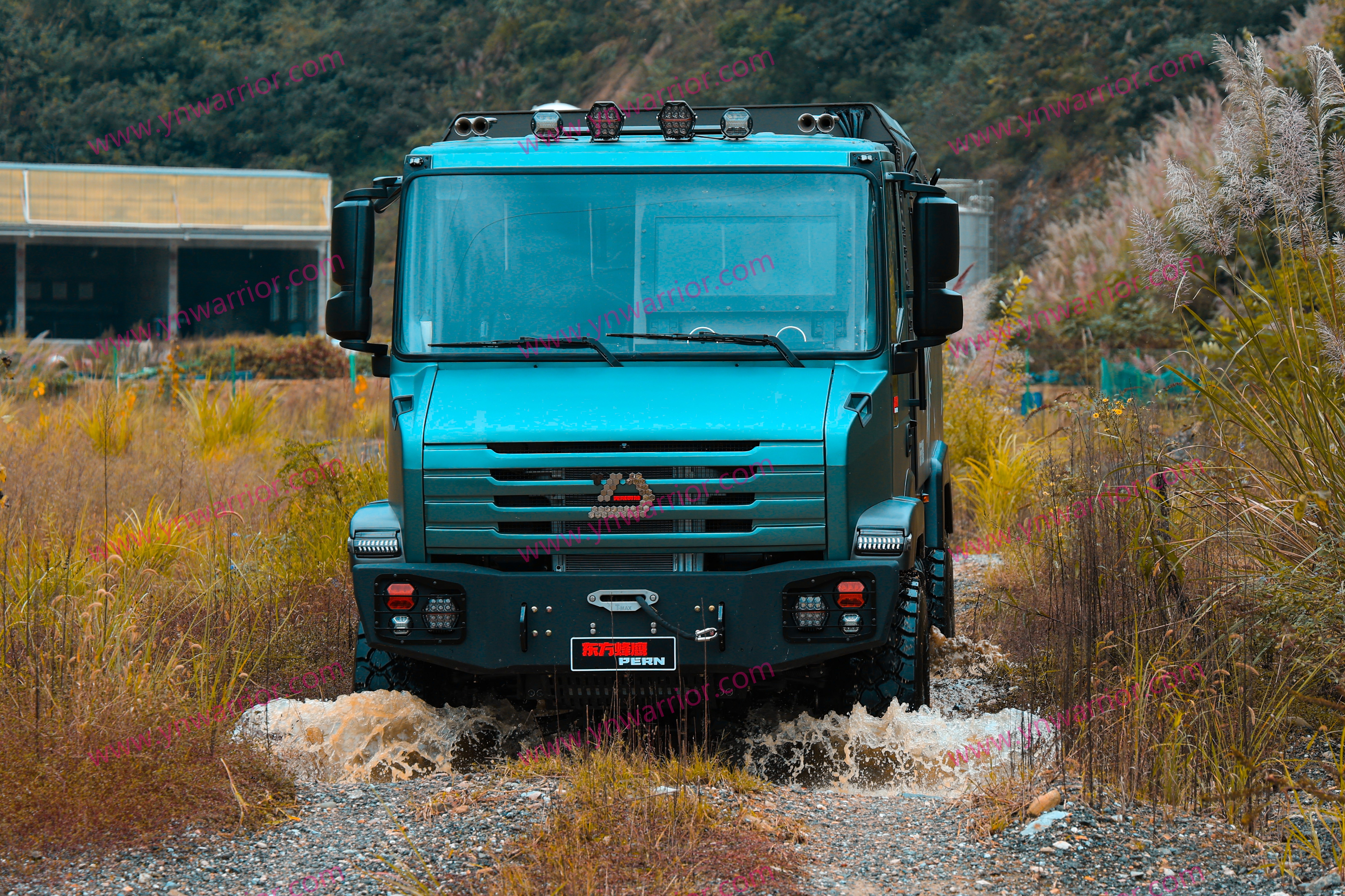 แผนกลุยน้ำสูงของ Chiense ทำรถบรรทุกหุ้มเกราะ 