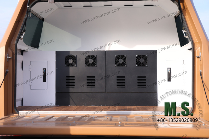 ภายในกล่องบรรทุกสินค้าของจีนดัดแปลง 4x4 ระดับไฮเอนด์ยูโร-6 ปีกนกคู่ รถกระบะอิสระ รถกระบะ 