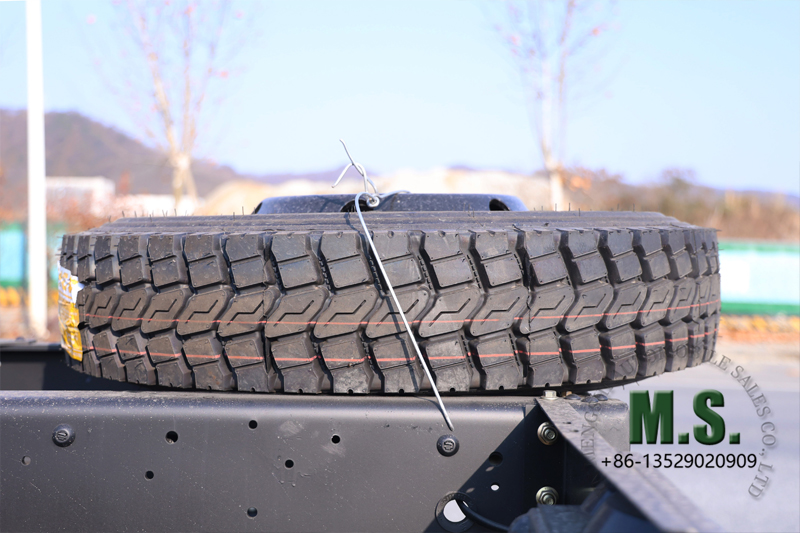 Dongfeng โครงรถบรรทุกออฟโรด 6x6 พร้อมยางอะไหล่หัวเก๋งบนเฟรม 