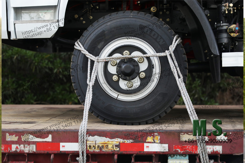 ร์ชาวจีนส่งมาจาก Manfuacturer พร้อมกับรถบรรทุกเพิ่งเสร็จสิ้นการผลิตรถ 