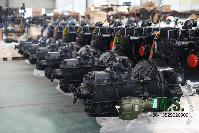 Dongfeng เครื่องยนต์ Cummins: B210 33, ภาพด้านหลังของเครื่องยนต์ที่รถบรรทุกทหารใช้งาน