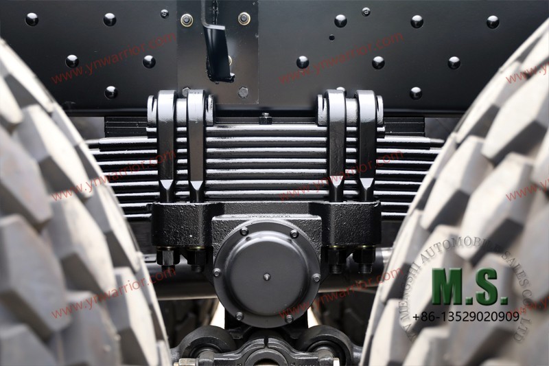 ทหาร แชสซีกลิ้งขนาดใหญ่ 