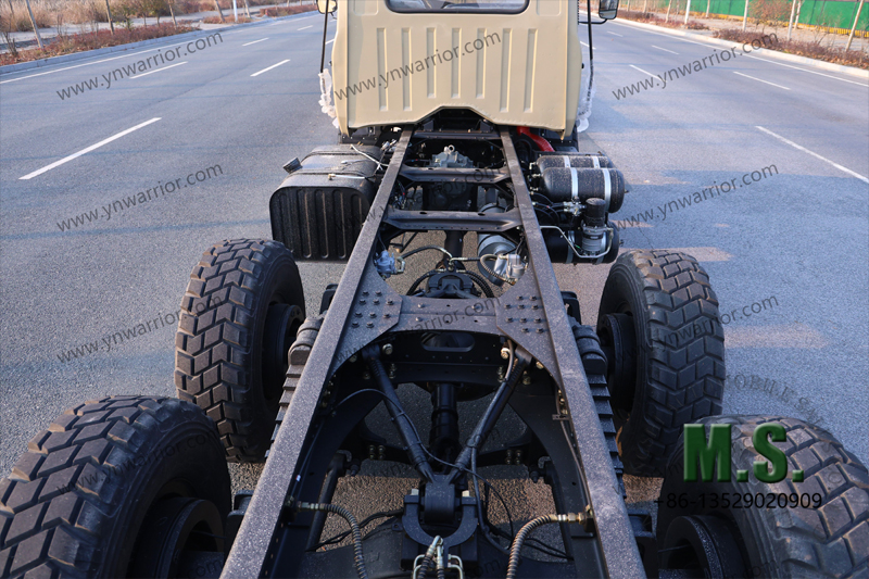 แชสซีรถบรรทุกจมูกยาว Dongfeng 6x6 พร้อมรถแท็กซี่พร้อม PTO