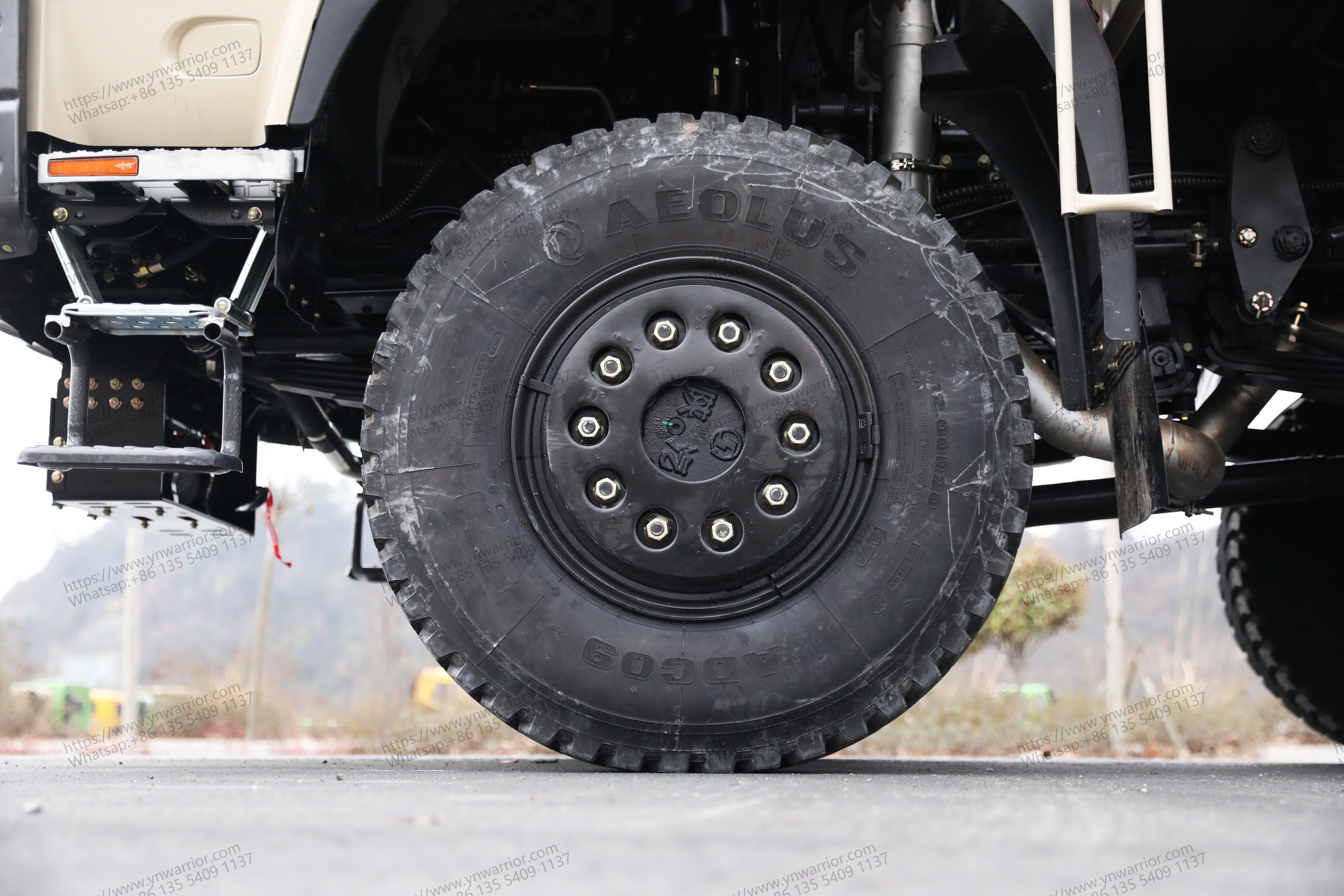Dongfeng 8x8 รถบรรทุกหนักสำหรับรถบรรทุกขนาดใหญ่ 