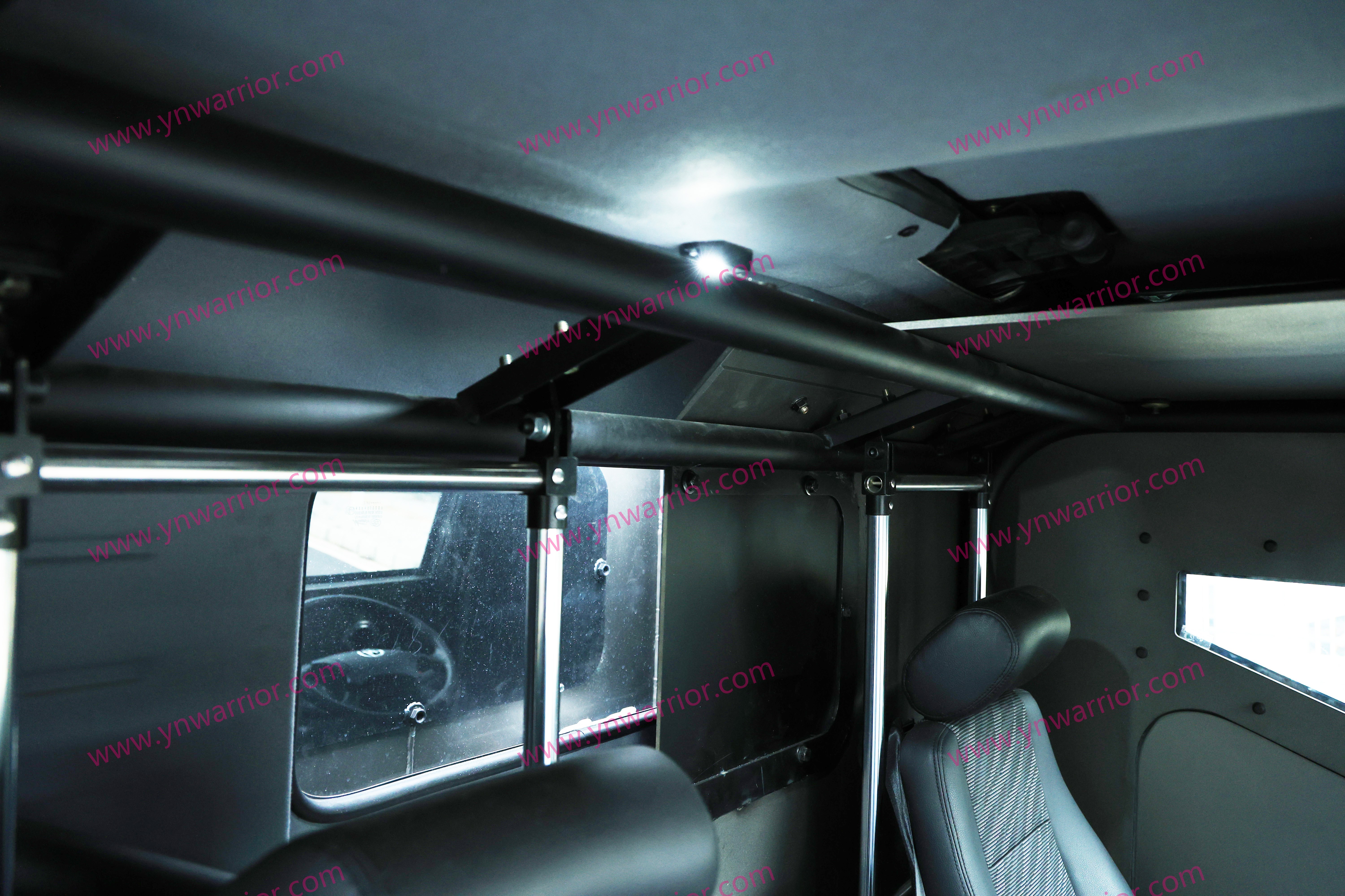 หน้าต่างและการระบายอากาศระหว่างห้องโดยสารและรถตู้ด้านหลัง ลำตัวของรถบรรทุกทหาร