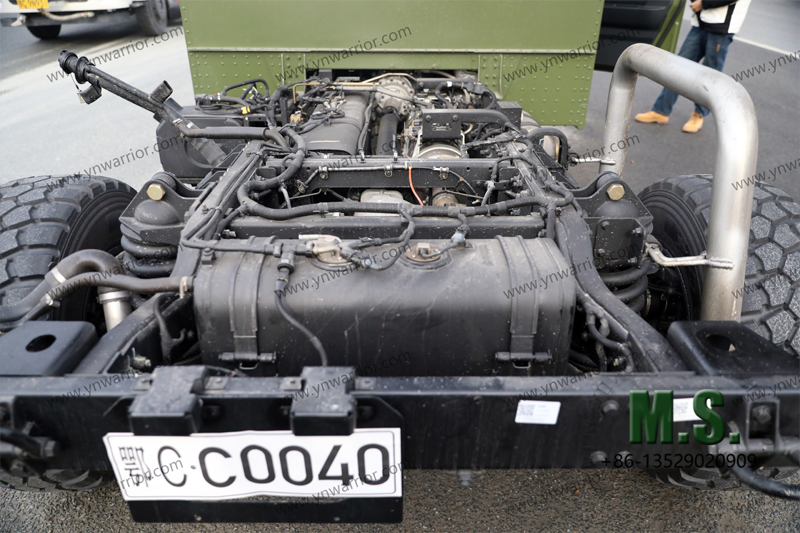 Dongfeng แชสซีออฟโรด Mengshi 4x4 พร้อมแผงควบคุมห้องโดยสารในห้องโดยสาร 