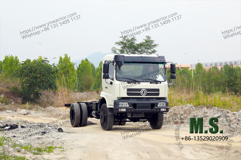 Dongfeng 4x4 แชสซีรถบรรทุกล้อรถบรรทุกที่มีน้ำหนักมาก 18 ตันน้ำหนักขั้นต้น 