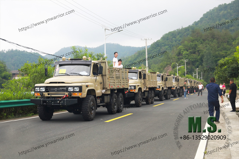 Dongfeng รถบรรทุกกองทัพบกหยุดบนถนนหมู่บ้าน 