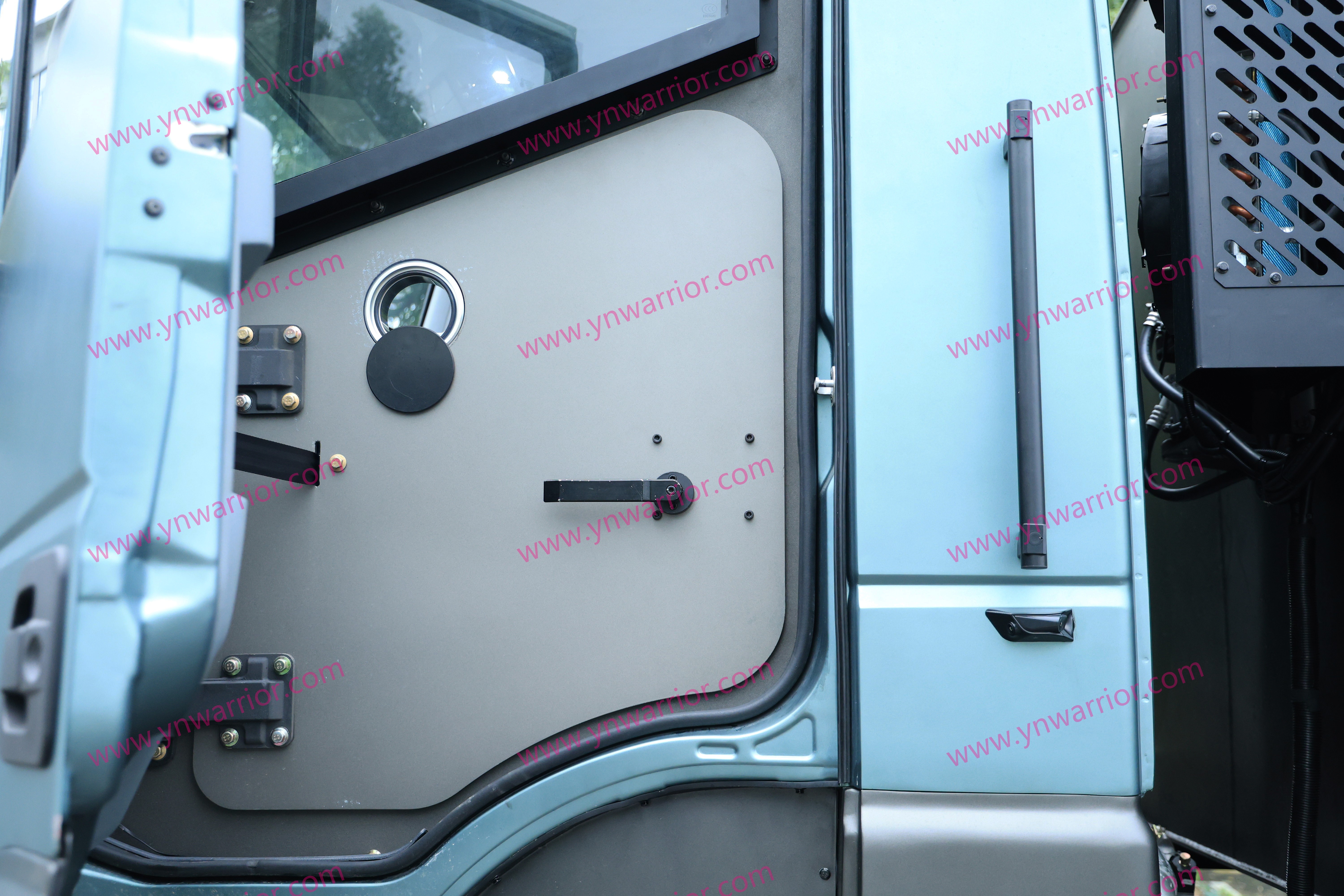 ยิงช่องประตูห้องโดยสารของรถหุ้มเกราะ 