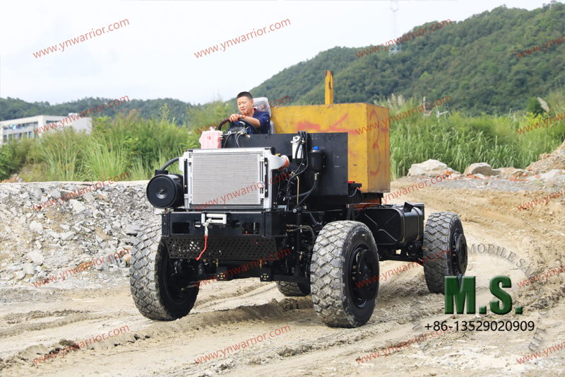 หน้าที่ขนาดใหญ่ 13000 กิโลกรัม 4x4 แชสซีม้วนออกจากถนนเสิร์ฟ 
