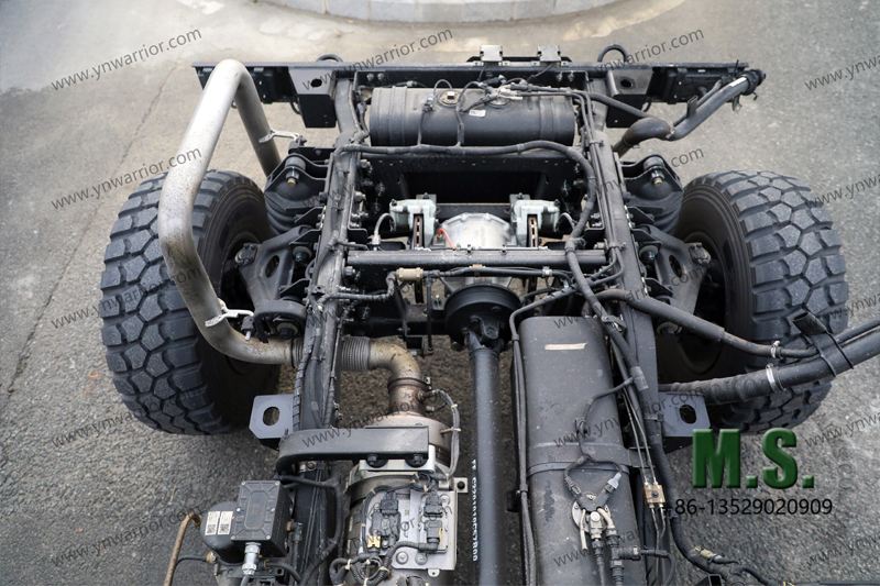 ออฟโรด Mengshi 4x4 พร้อมมุมมองด้านหลังของแชสซีในห้องโดยสาร 