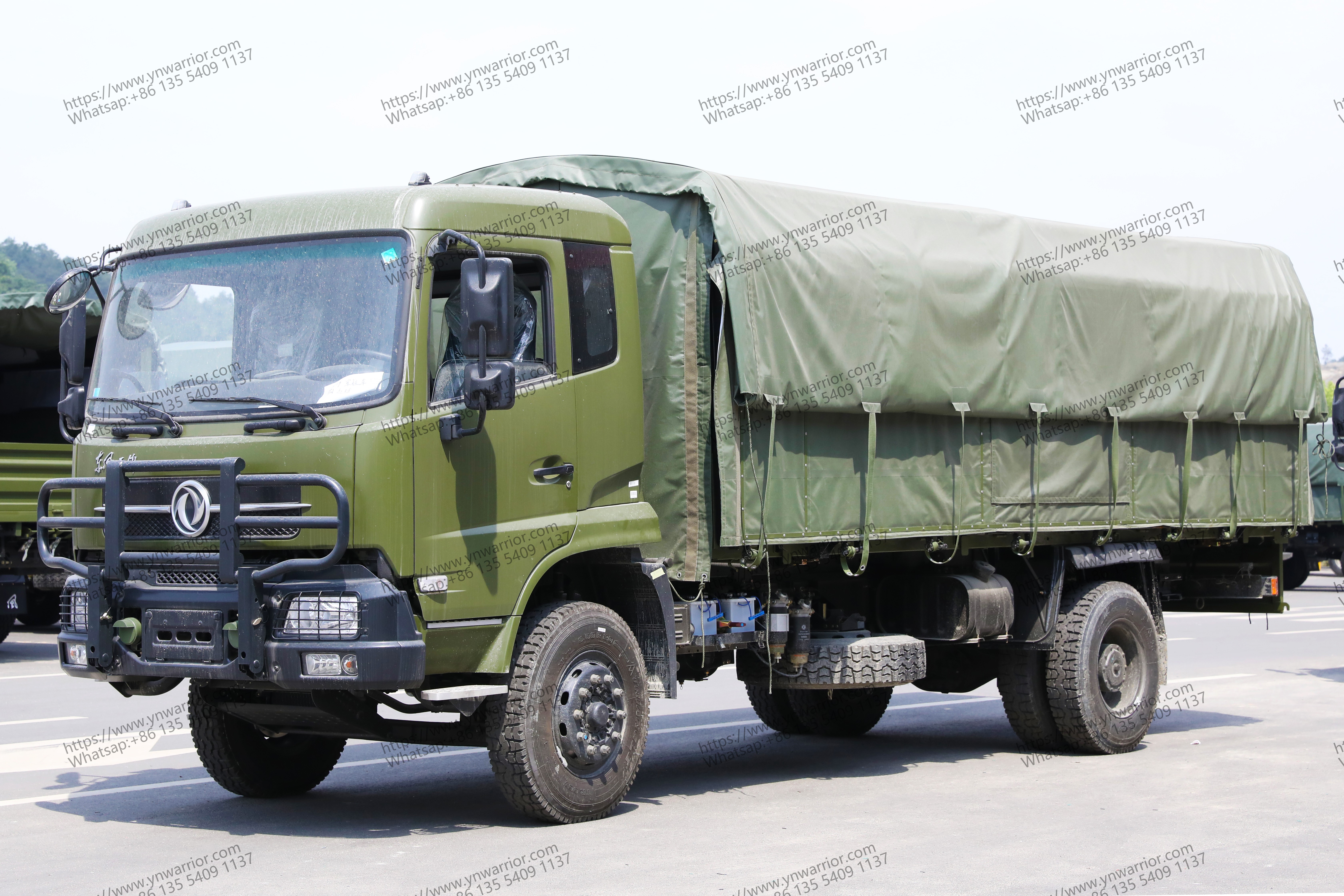 Dongfeng 4x4 กองทหารรถบรรทุกที่มี cannopy 