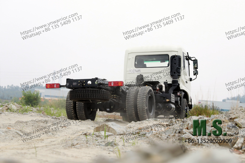 [T1]} 4x4 รถบรรทุกด้านหลังสองชั้น Superstrcutrer ของฤดูใบไม้ผลิใบหนึ่งของ A Dongfeng 