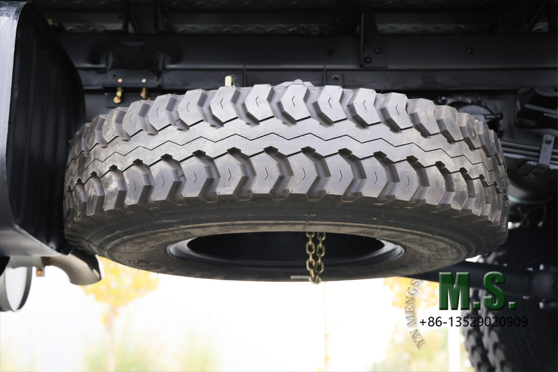 Dongfeng 4x2 18 ตันรถบรรทุกสินค้าน้ำหนักรวมวงดนตรีราคาต่ำ ยางอะไหล่ใหม่ ใต้แชสซี