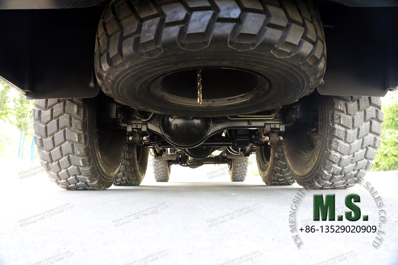 Dongfeng 6x6 ออฟโรดโค้ชรถบัสบัสบัสก้นและยางอะไหล่ { 