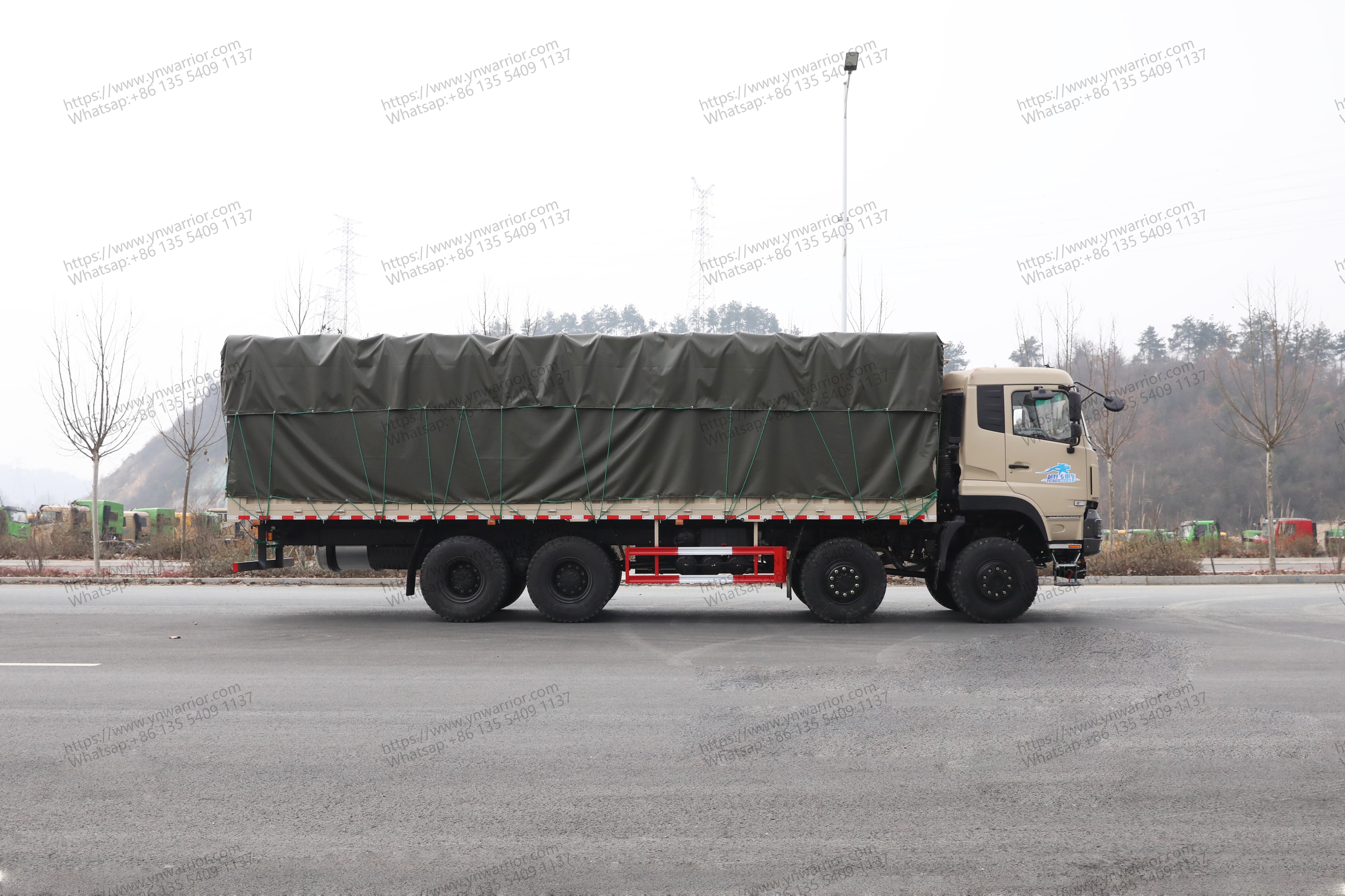 Dongfeng 8x8 มุมมองด้านรถบรรทุกหนัก 