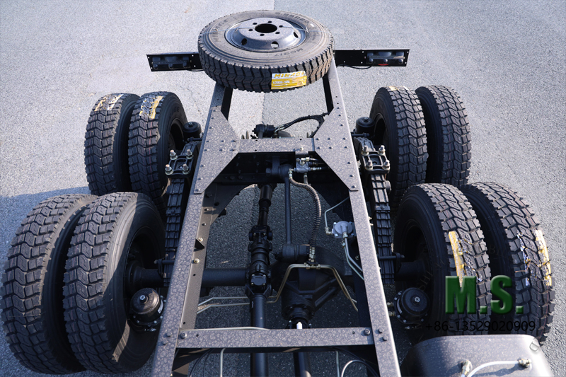 Dongfeng แชสซีรถบรรทุกออฟโรด 6x6 พร้อมรายละเอียดด้านล่างของห้องโดยสาร Dongfeng แชสซีรถบรรทุกออฟโรด 6x6 