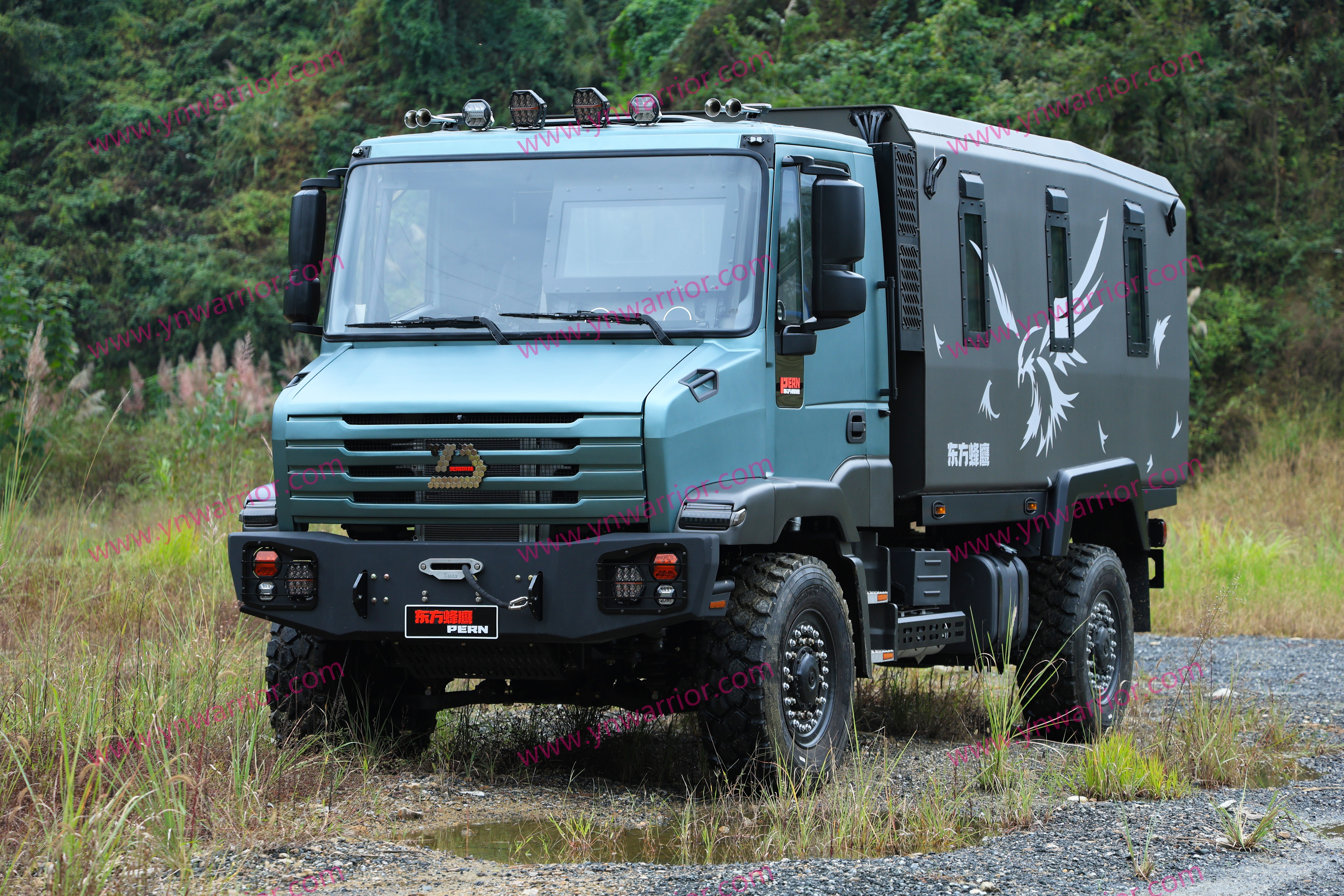 รถตู้ ลำต้น รถบรรทุกขนส่งทหาร 4x4 