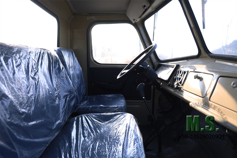 บรรทุกออฟโรด 6x6 พร้อมรายละเอียดด้านล่างของห้องโดยสาร 