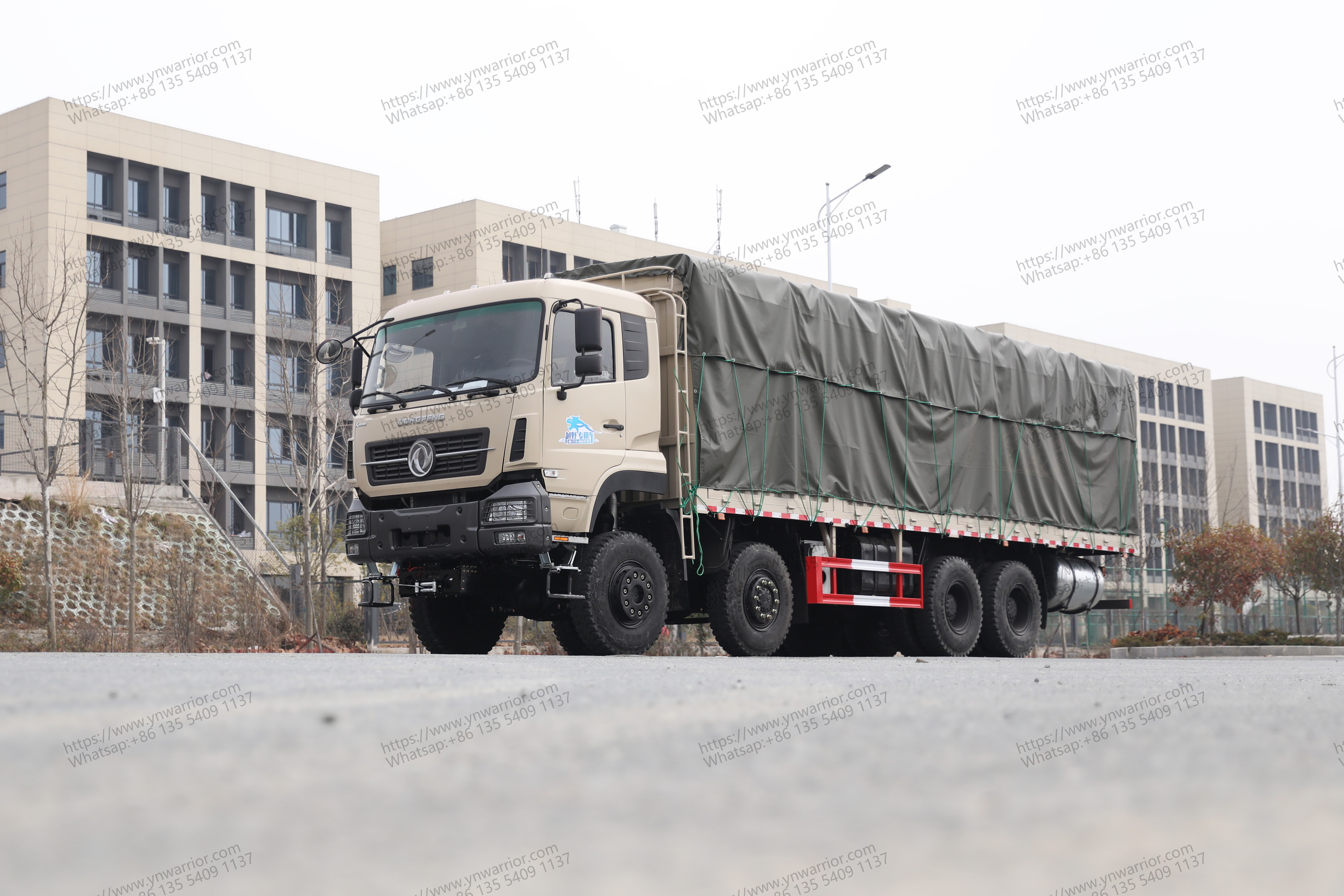 Dongfeng 8x8 รถบรรทุกหนักที่มี cannopy 