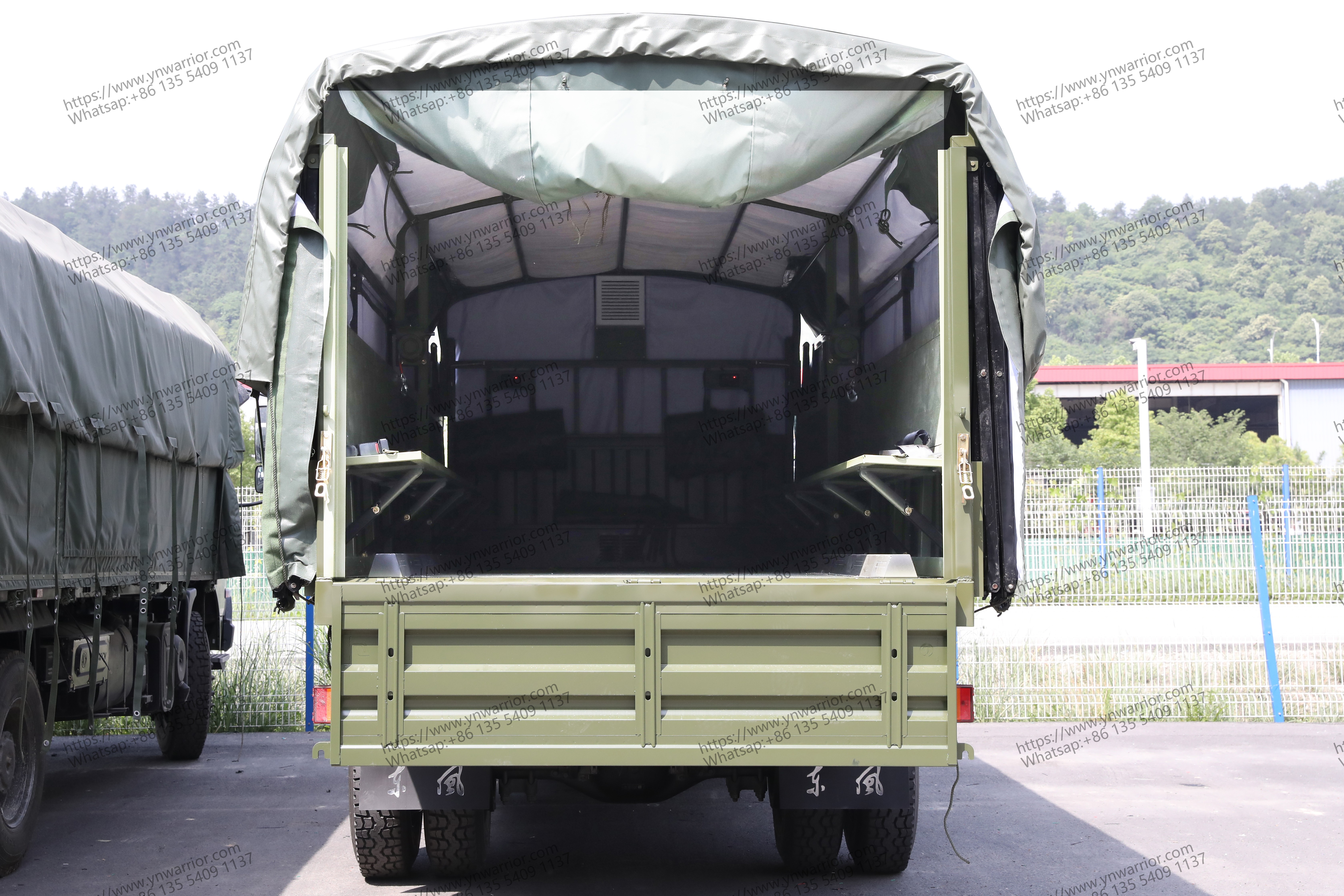 [t1]} 4x4 รถบรรทุก Cannopy ด้านหลังเปิด 