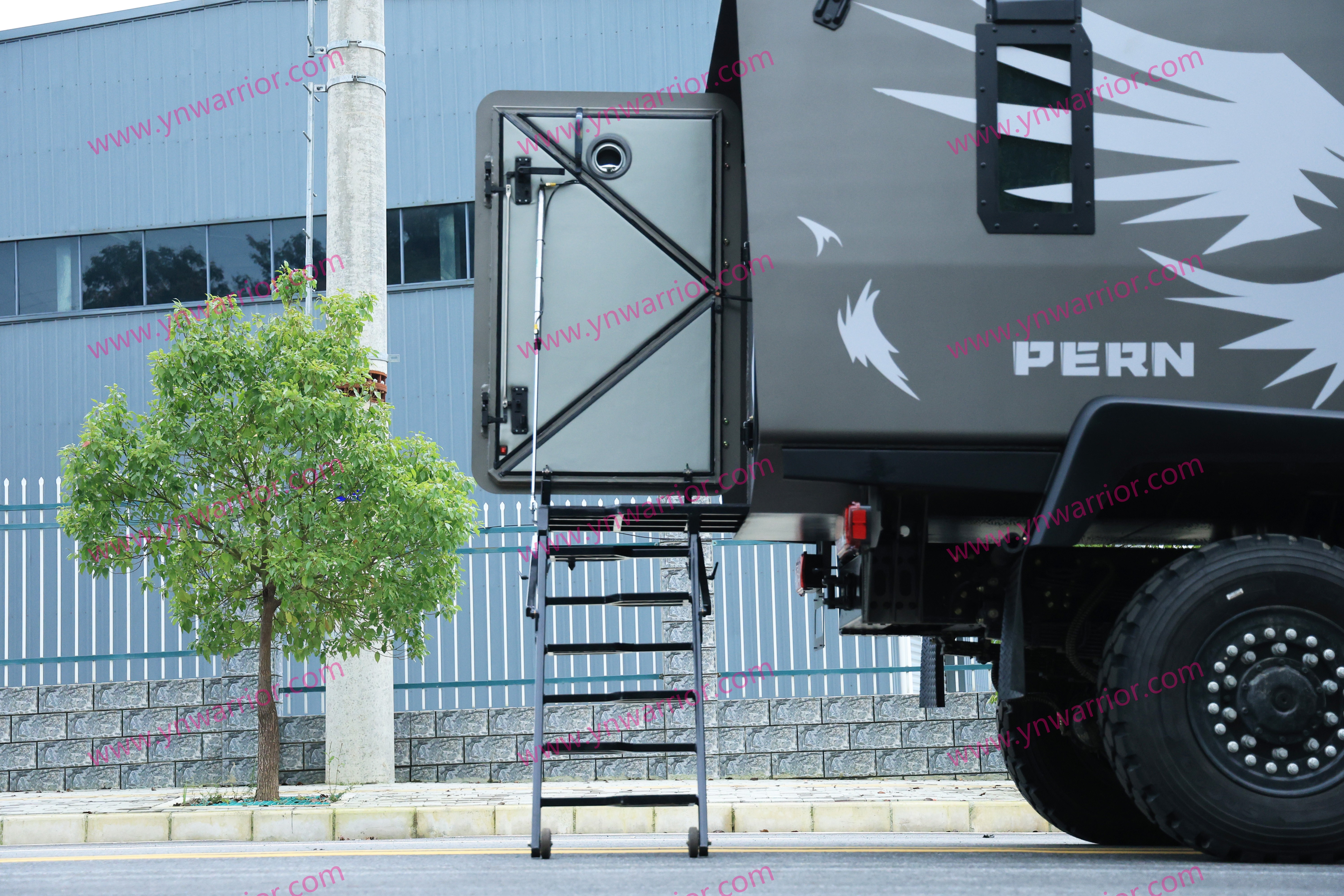 บันไดพับได้ด้านหลัง รถบรรทุกหุ้ม เกราะ 