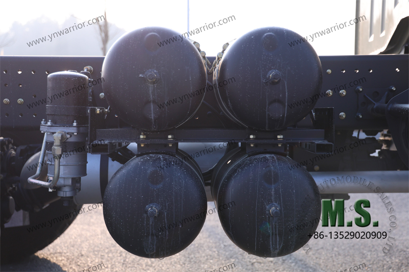 แชสซีรถบรรทุกจมูกยาว dongfeng 6x6 พร้อมกระบอกสูบเบรกอากาศ 